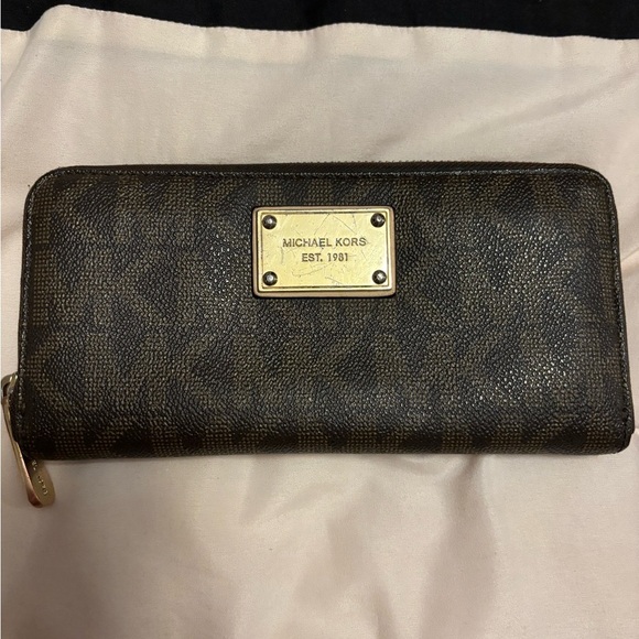 Micheal Kors Wallet EUC - Picture 1 of 4